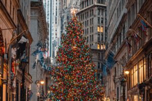 Nueva York brilla en Navidad con sus árboles más emblemáticos, del Rockefeller Center a la New York Public Library.