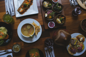El pavo en relleno negro y la cochinita en pib, protagonistas de la cena navideña yucateca.