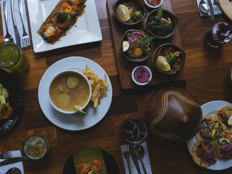 El pavo en relleno negro y la cochinita en pib, protagonistas de la cena navideña yucateca.