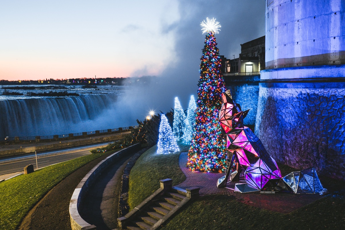Lobo Cósmico ilumina la noche en Niagara Falls con una fusión de arte, luz y movimiento durante el Festival de Luces de Invierno 2025.