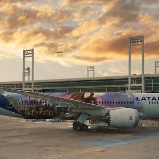 LATAM Airlines y Warner Bros Discovery se unen para llevar la magia de Harry Potter a los vuelos.
