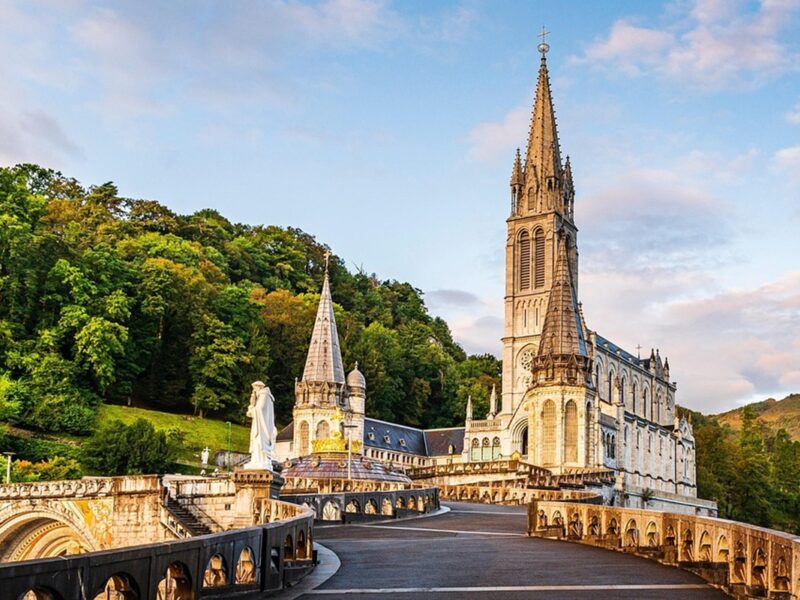 Lourdes, es una ciudad que combina espiritualidad, historia y paisajes únicos, ideal para todo tipo de viajeros.
