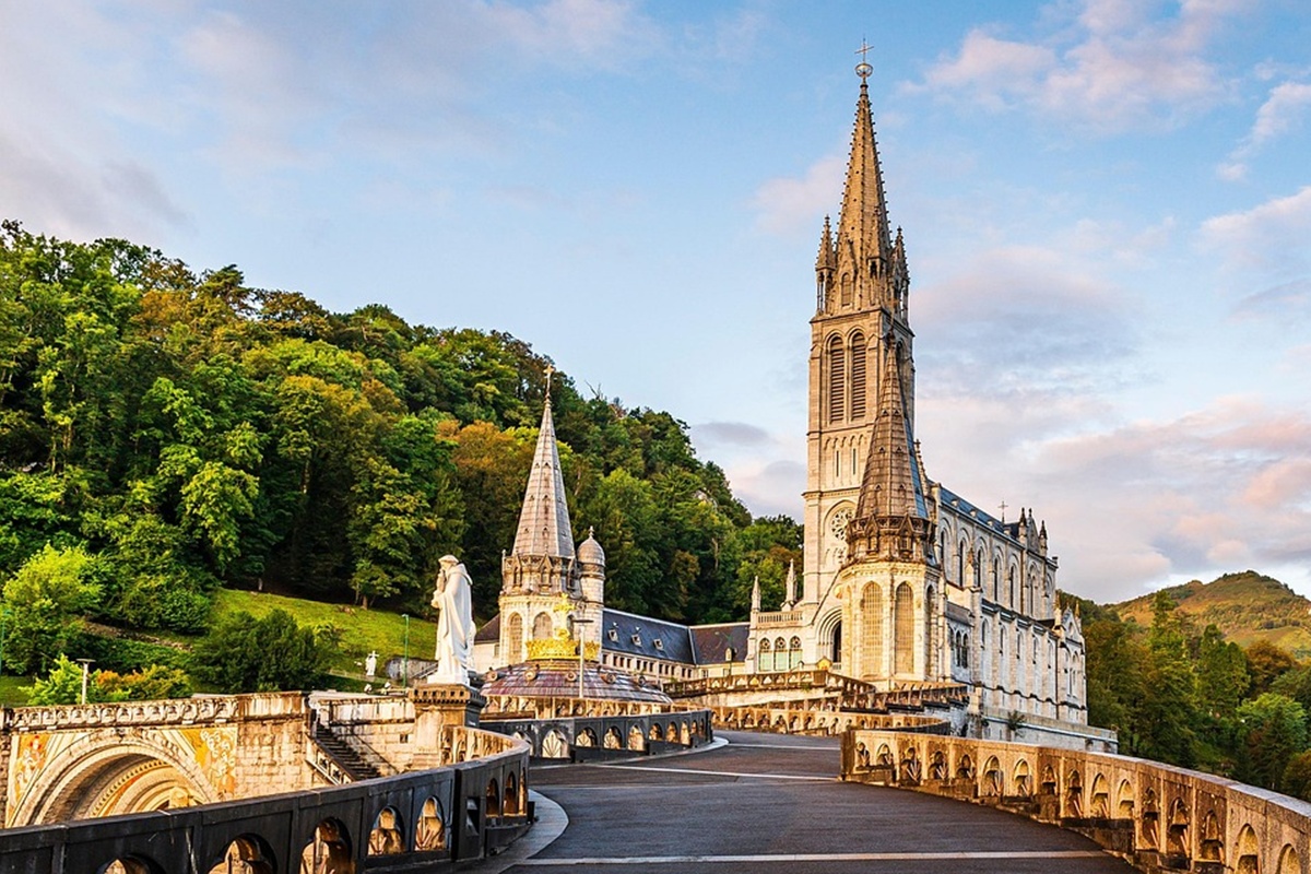 Lourdes, es una ciudad que combina espiritualidad, historia y paisajes únicos, ideal para todo tipo de viajeros.
