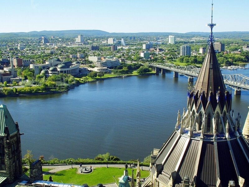 Vista panorámica de Ottawa, una ciudad que combina historia, cultura y naturaleza en cada rincón.