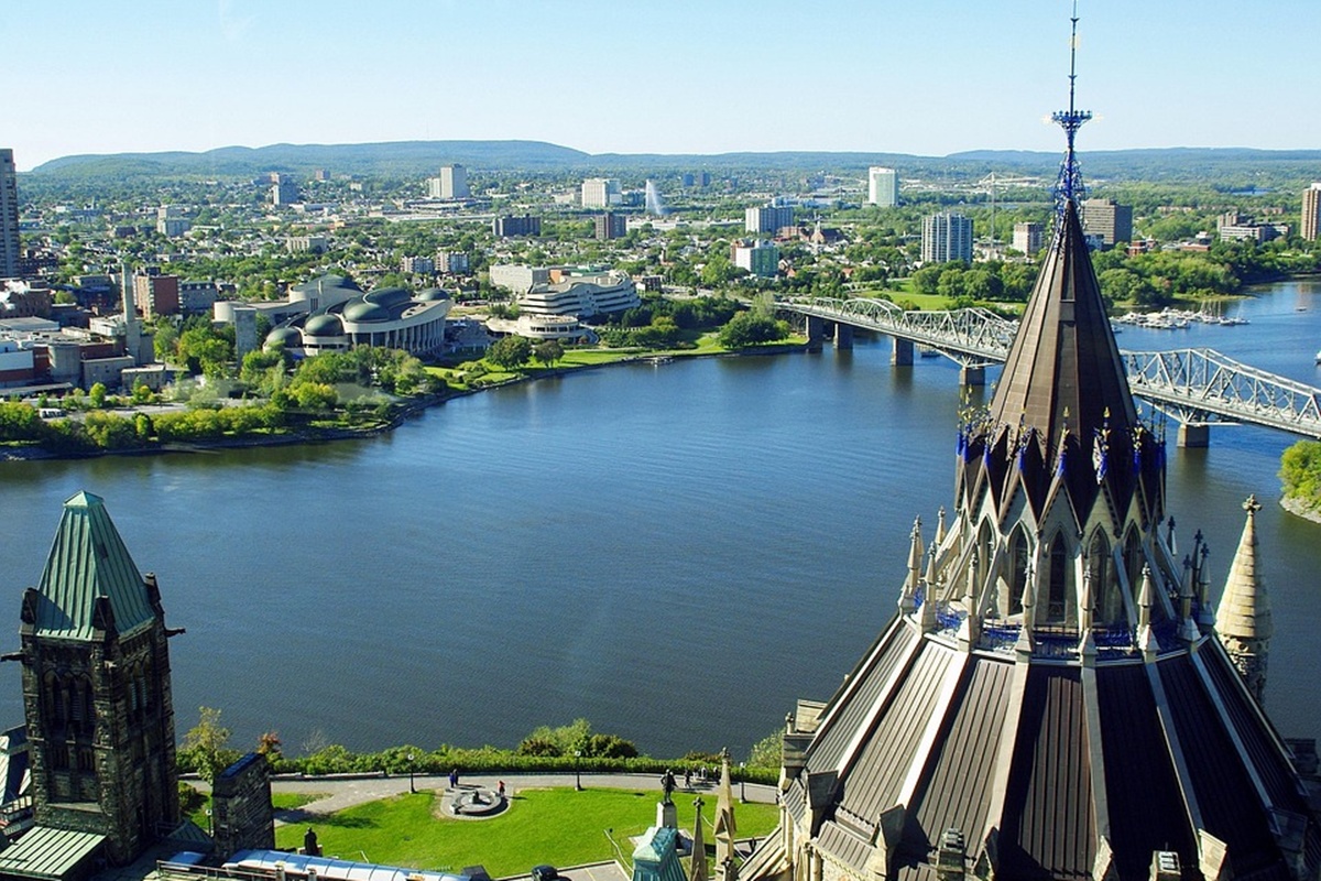 Vista panorámica de Ottawa, una ciudad que combina historia, cultura y naturaleza en cada rincón.
