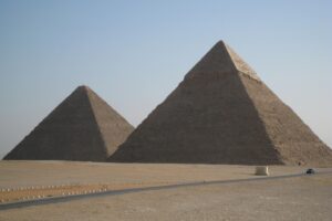 Egipto, la Tierra de los Faraones, combina monumentos milenarios con paisajes naturales únicos, como el Mar Rojo y el Desierto Blanco.