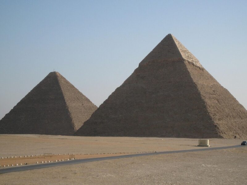 Egipto, la Tierra de los Faraones, combina monumentos milenarios con paisajes naturales únicos, como el Mar Rojo y el Desierto Blanco.