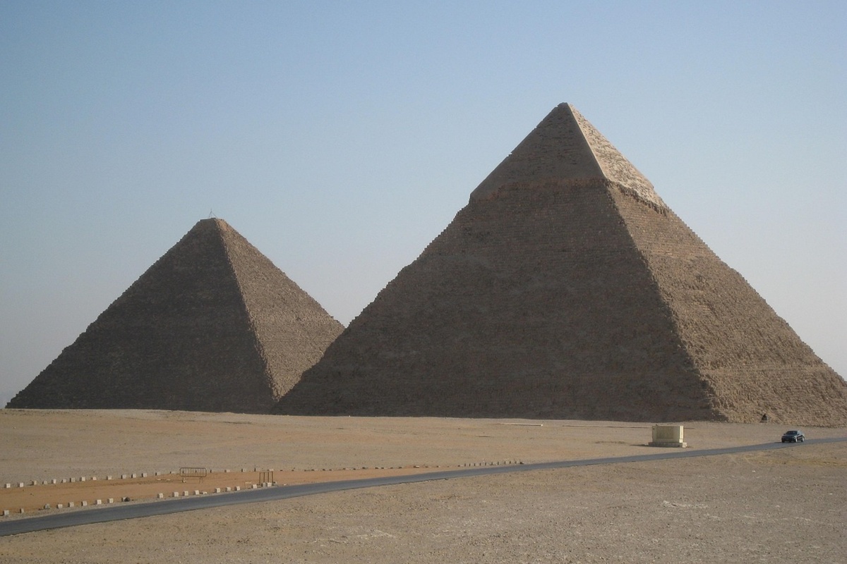 Egipto, la Tierra de los Faraones, combina monumentos milenarios con paisajes naturales únicos, como el Mar Rojo y el Desierto Blanco.