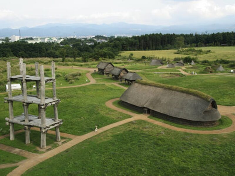 Sitios prehistóricos Jōmon en el norte de Japón, entre montañas, lagos y bahías de Hokkaido y Tohoku.