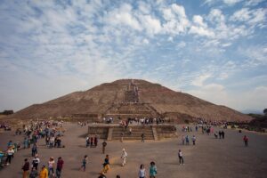 Pirámide del Sol en Teotihuacán: una de las maravillas prehispánicas que los viajeros pueden explorar con Civitatis.