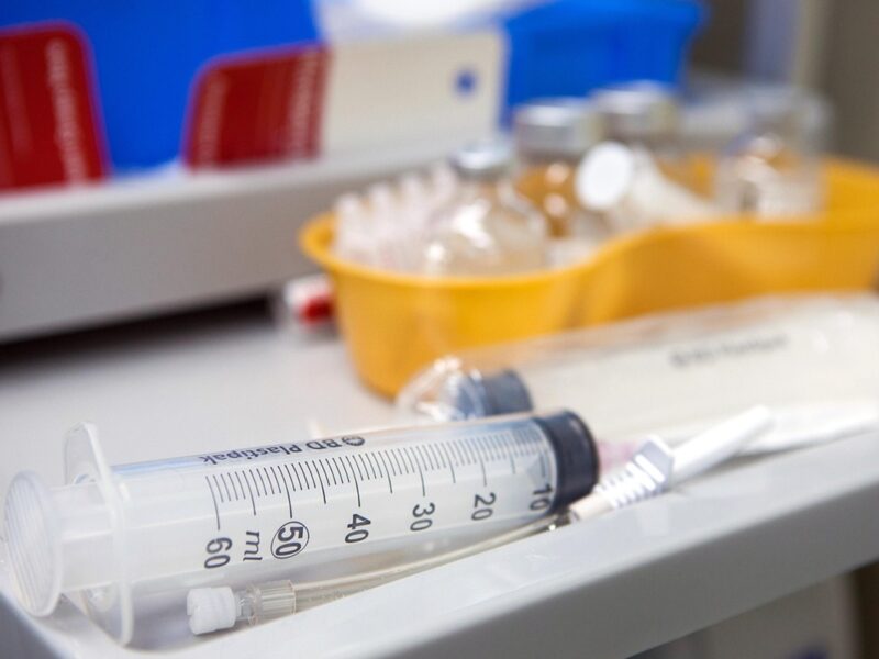 Vacunarse antes de viajar protege tanto a los turistas como a las comunidades locales frente a enfermedades contagiosas.