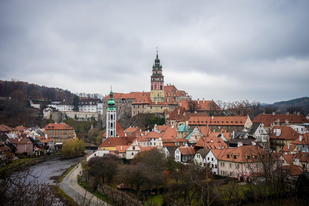 Český Krumlov, joya medieval de Bohemia del Sur, destaca como uno de los destinos europeos de mayor valor patrimonial según European Best Destinations.