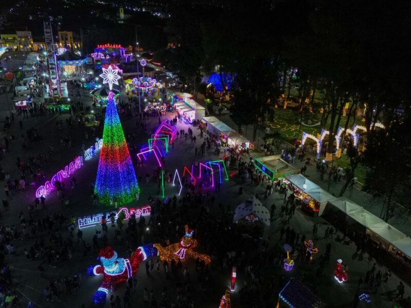 Visitantes disfrutan de la Villa Navideña y la Feria de la Sidra en Huejotzingo, dos de los principales atractivos navideños de la región.