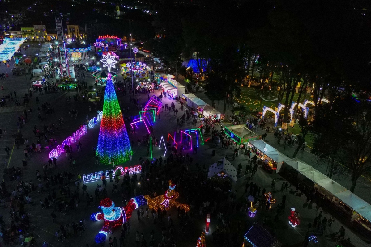 Visitantes disfrutan de la Villa Navideña y la Feria de la Sidra en Huejotzingo, dos de los principales atractivos navideños de la región.