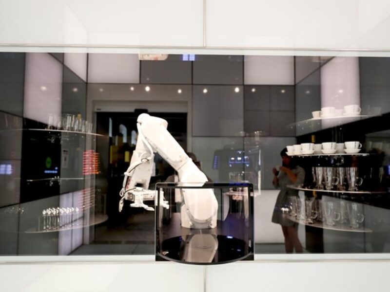 Cafeterías y bares robóticos en Chequia combinan innovación tecnológica con una experiencia gastronómica única.