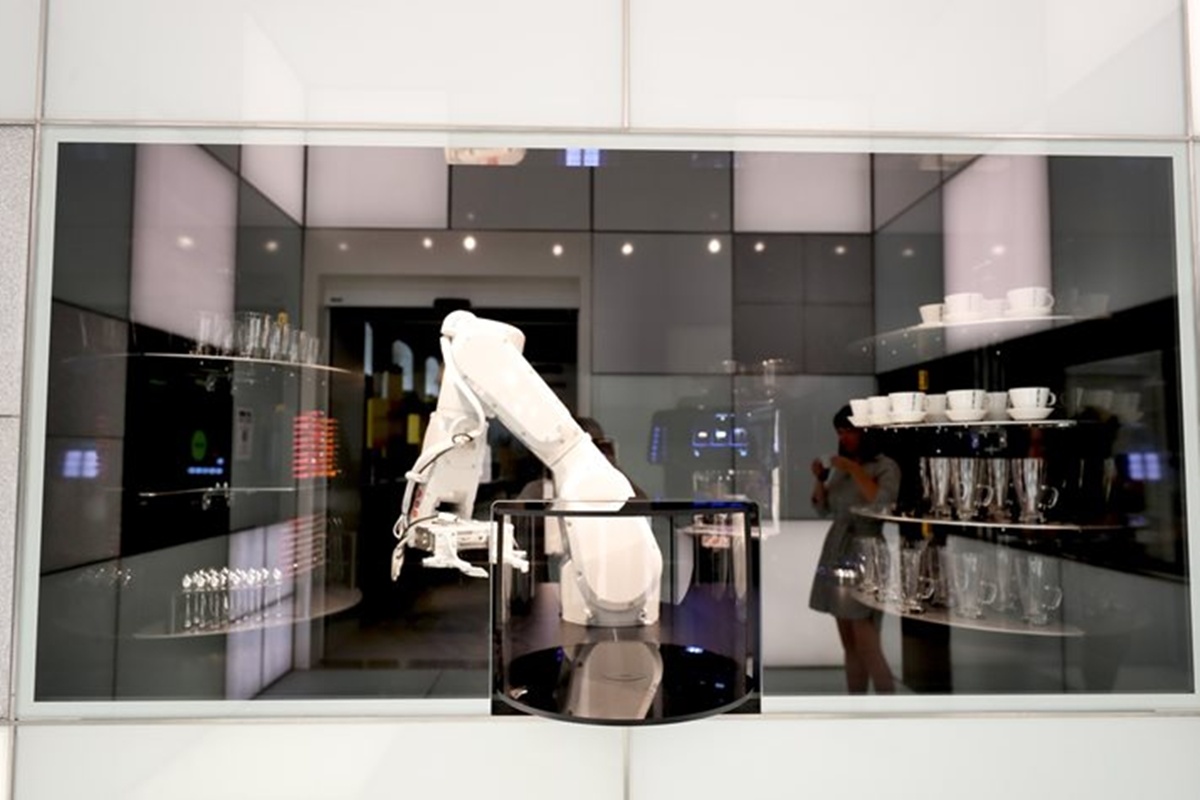 Cafeterías y bares robóticos en Chequia combinan innovación tecnológica con una experiencia gastronómica única.