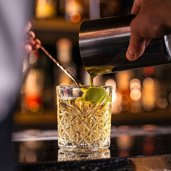 Cóctel de té verde disponible en Crooners Fleet Wide