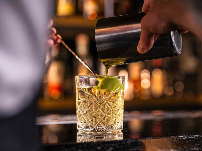 Cóctel de té verde disponible en Crooners Fleet Wide