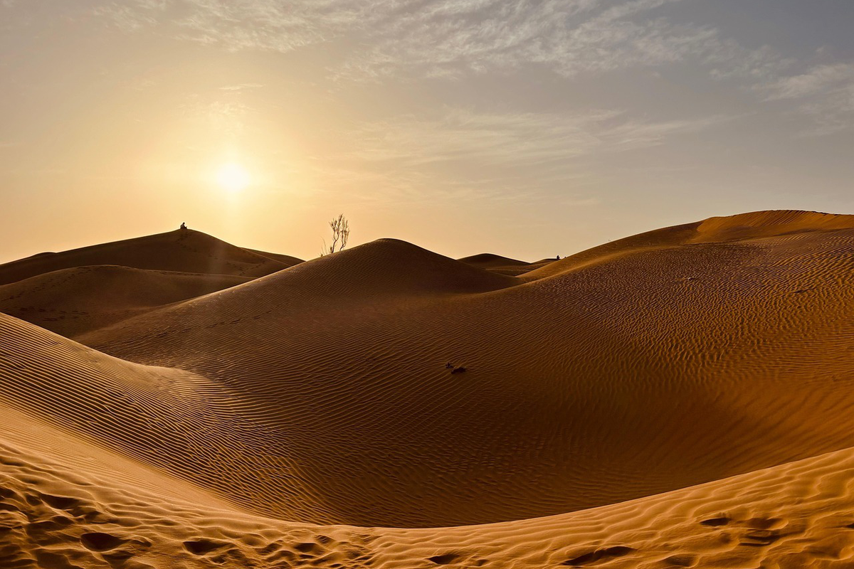 Destinos alrededor del mundo destacan por sus altas temperaturas y paisajes ideales para vacacionar bajo el sol.