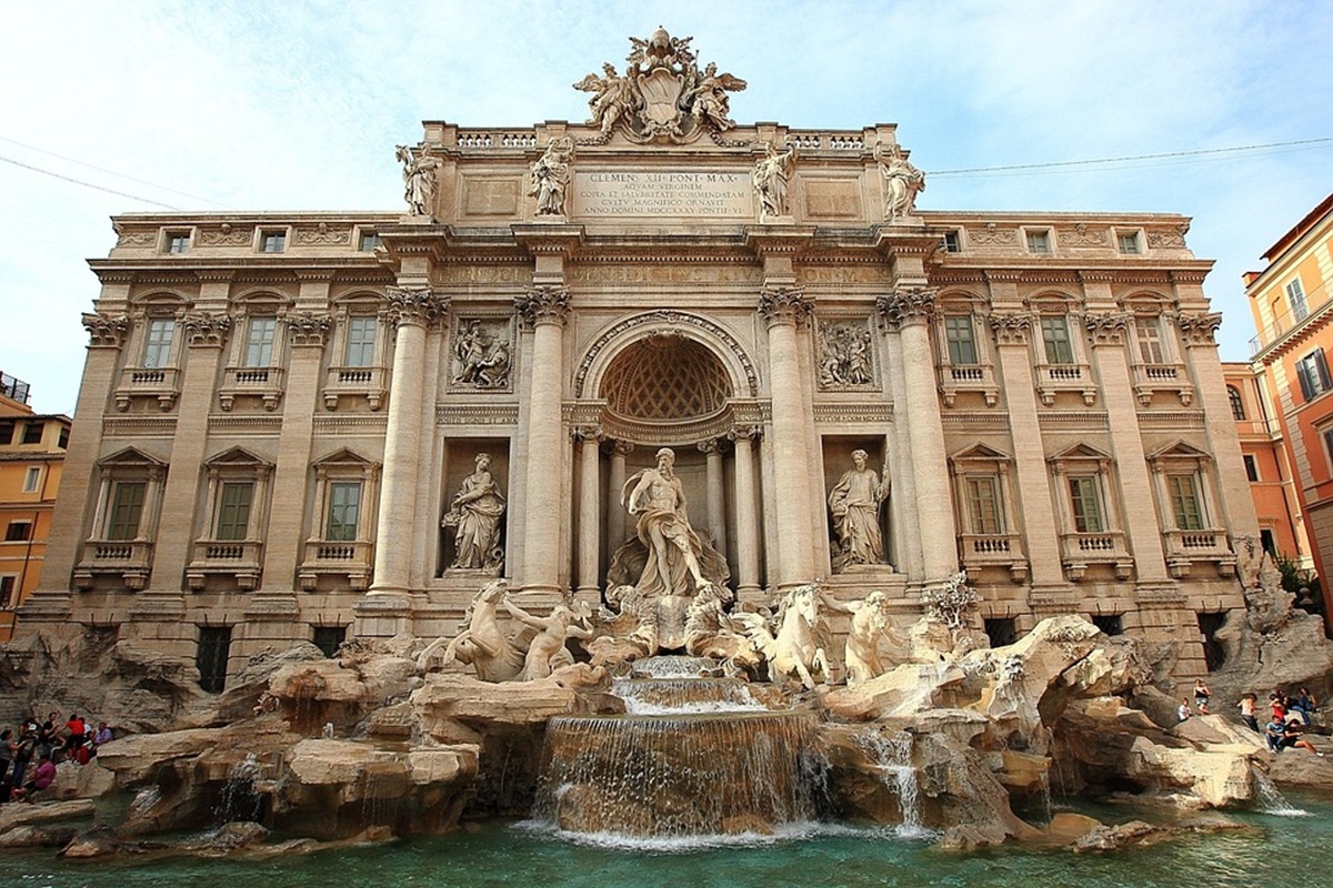 Roma busca controlar el turismo masivo en la Fontana de Trevi con una nueva tarifa de acceso para visitantes.