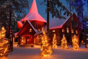 Santa Claus Village, en Rovaniemi, Finlandia, ofrece la experiencia única de visitar el hogar de Santa Claus y disfrutar de actividades navideñas en familia.