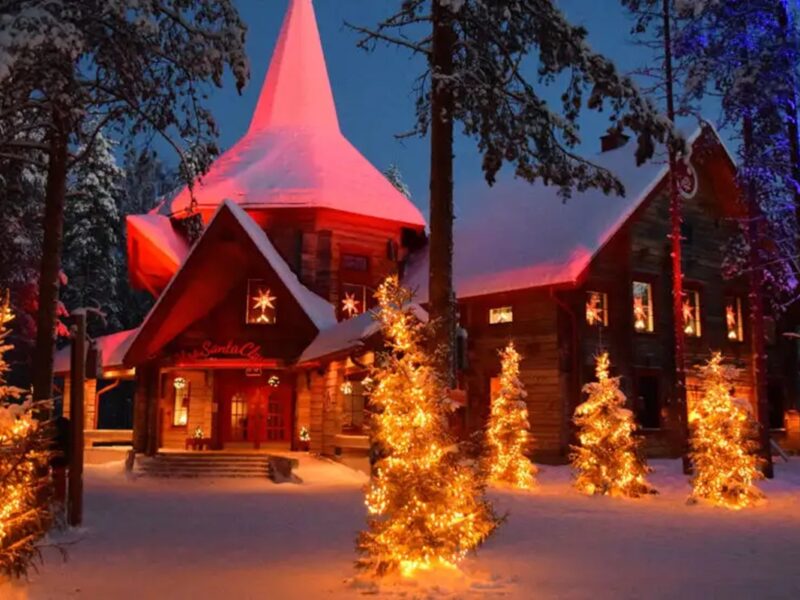 Santa Claus Village, en Rovaniemi, Finlandia, ofrece la experiencia única de visitar el hogar de Santa Claus y disfrutar de actividades navideñas en familia.