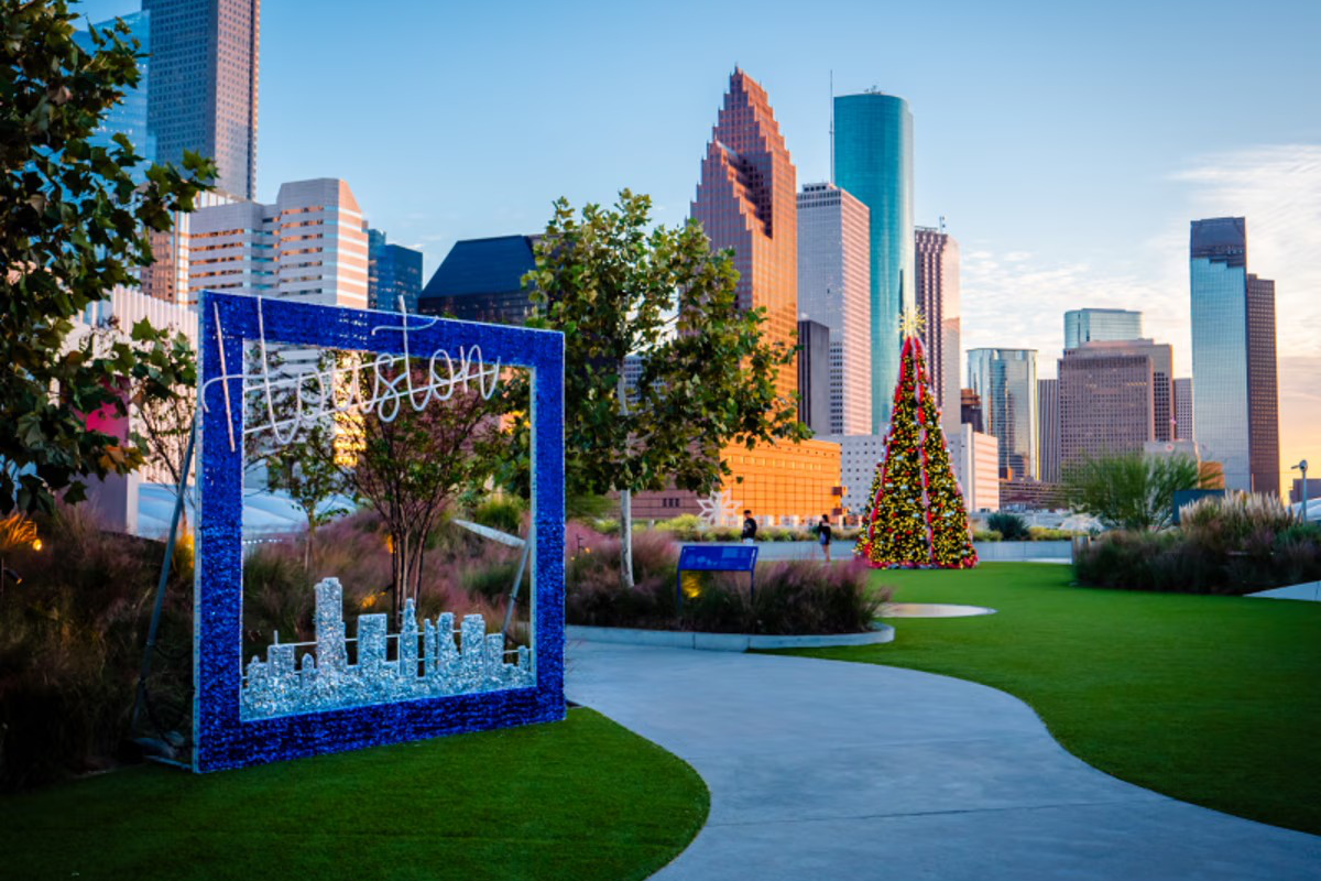Houston da la bienvenida a la Navidad con espectáculos luminosos, música y experiencias para toda la familia.