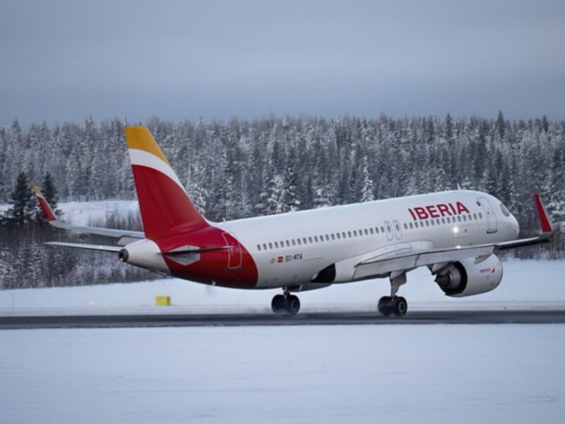 Iberia incrementó su oferta de vuelos para atender la alta demanda de viajes durante la temporada navideña en Europa.