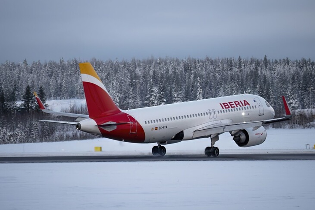 Iberia incrementó su oferta de vuelos para atender la alta demanda de viajes durante la temporada navideña en Europa.
