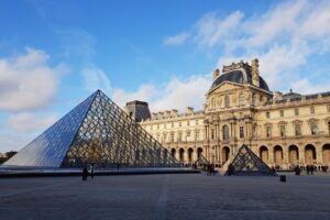 Descubre los museos más emblemáticos de Europa, esenciales en cualquier viaje cultural.