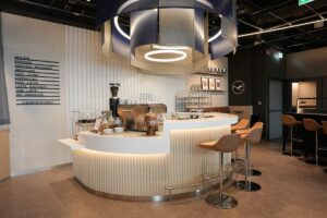 La Lufthansa Lounge en Stuttgart reabre el 16 de diciembre de 2025, ofreciendo cafetería, zonas de confort y espacios para trabajar, comer o relajarse.