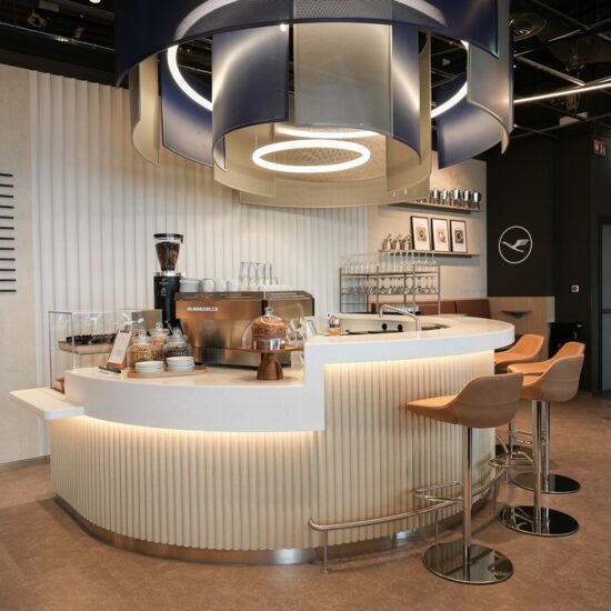 La Lufthansa Lounge en Stuttgart reabre el 16 de diciembre de 2025, ofreciendo cafetería, zonas de confort y espacios para trabajar, comer o relajarse.