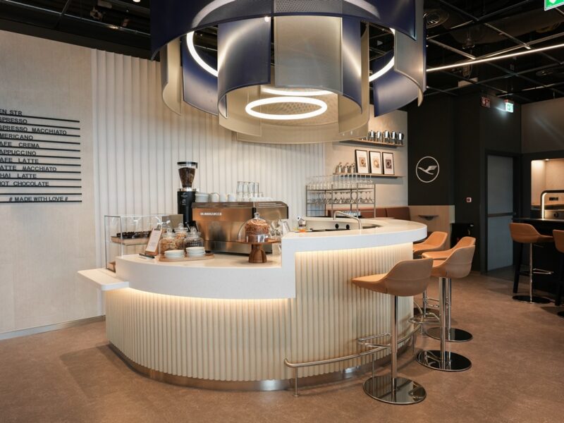 La Lufthansa Lounge en Stuttgart reabre el 16 de diciembre de 2025, ofreciendo cafetería, zonas de confort y espacios para trabajar, comer o relajarse.