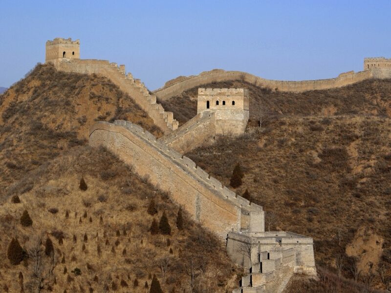 La Gran Muralla China, una de las maravillas más impresionantes del mundo, se extiende por más de 21 mil kilómetros y refleja siglos de historia y arquitectura.