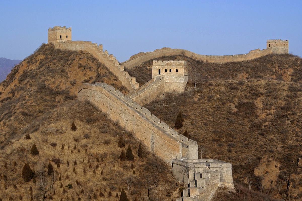 La Gran Muralla China, una de las maravillas más impresionantes del mundo, se extiende por más de 21 mil kilómetros y refleja siglos de historia y arquitectura.