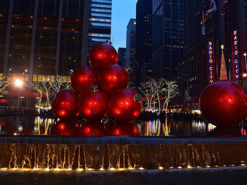 Nueva York se transforma en diciembre con luces, decoraciones y actividades para todas las edades.