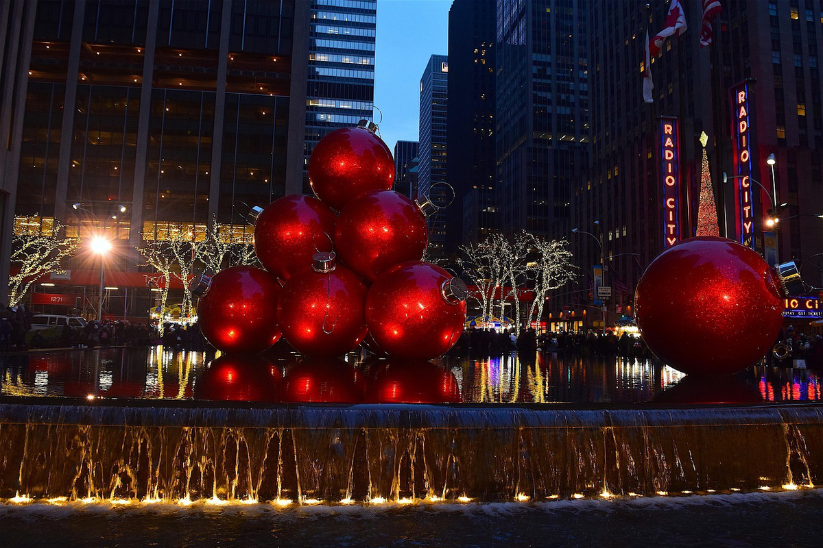 Nueva York se transforma en diciembre con luces, decoraciones y actividades para todas las edades.