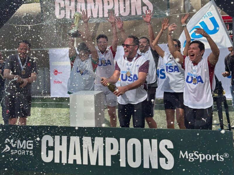 El conjunto blanco celebra su victoria en los mini torneos del Kick Off Mundial 2026 de Sales Internacional.