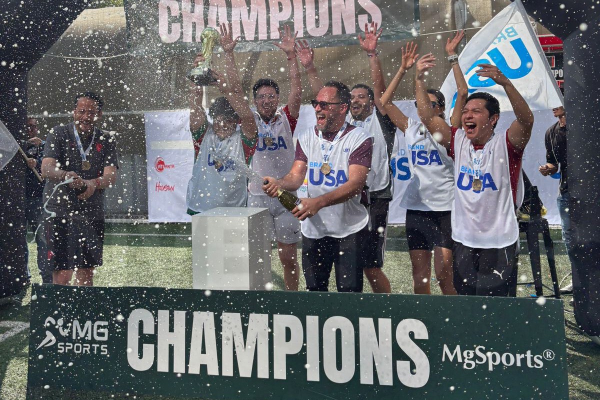 El conjunto blanco celebra su victoria en los mini torneos del Kick Off Mundial 2026 de Sales Internacional.