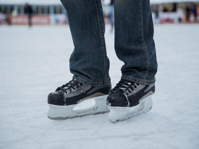El patinaje sobre hielo es una tradición invernal que atrae cada vez a más viajeros en busca de un ambiente festivo.