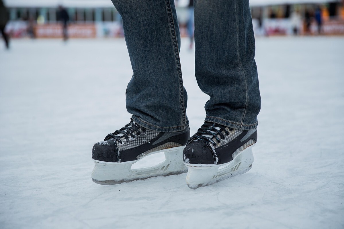 El patinaje sobre hielo es una tradición invernal que atrae cada vez a más viajeros en busca de un ambiente festivo.