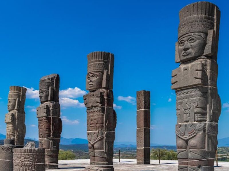 Cerca de la Ciudad de México, los viajeros pueden explorar las imponentes pirámides de Teotihuacán y el legado tolteca de Tula.