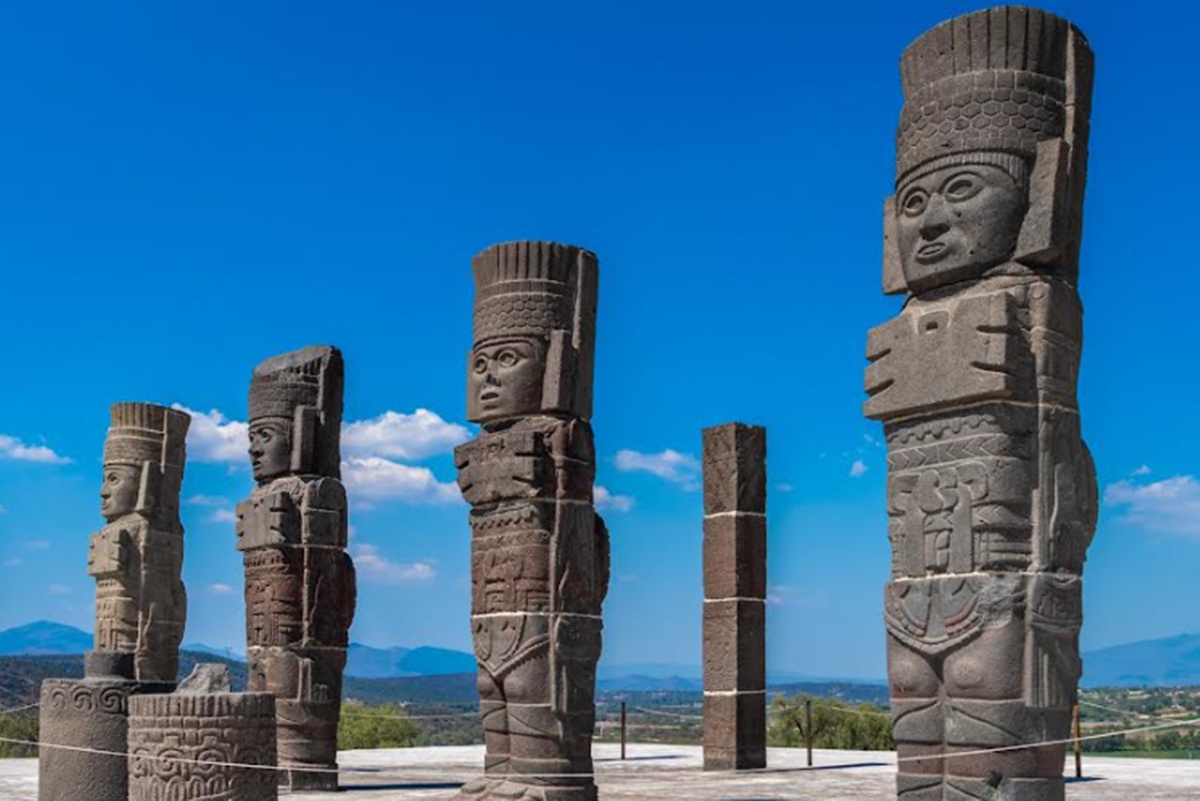 Cerca de la Ciudad de México, los viajeros pueden explorar las imponentes pirámides de Teotihuacán y el legado tolteca de Tula.