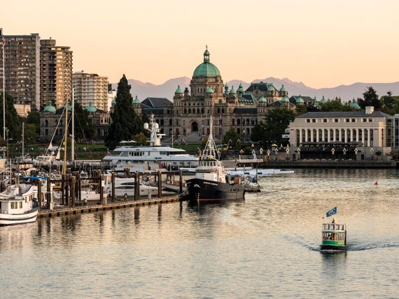 Descubre Victoria en verano disfrutando de playas, aventuras y gastronomía fresca en la isla más templada de Canadá.