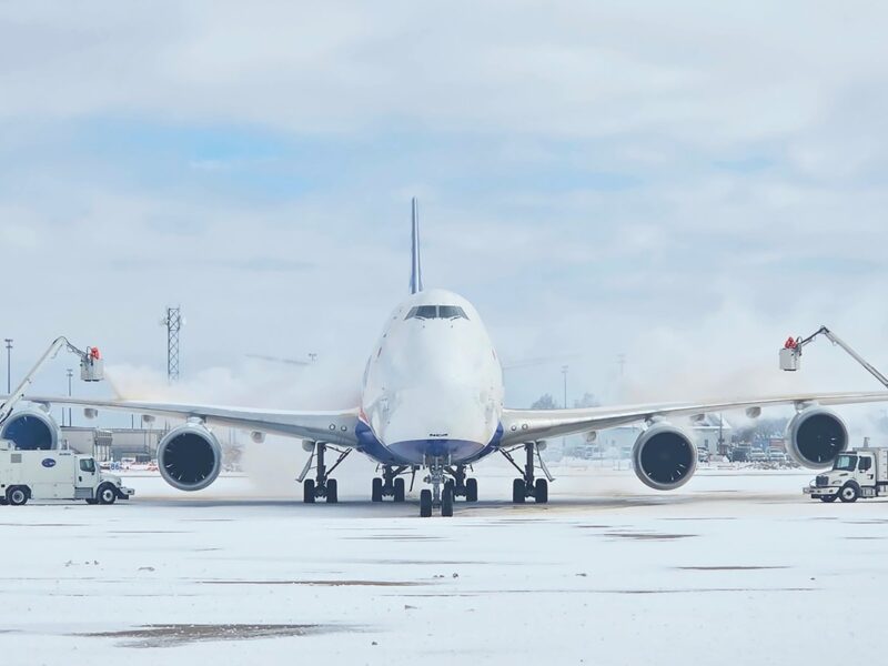 Personal de DFW trabaja en el tratamiento de pistas y vialidades ante la advertencia de tormenta invernal.