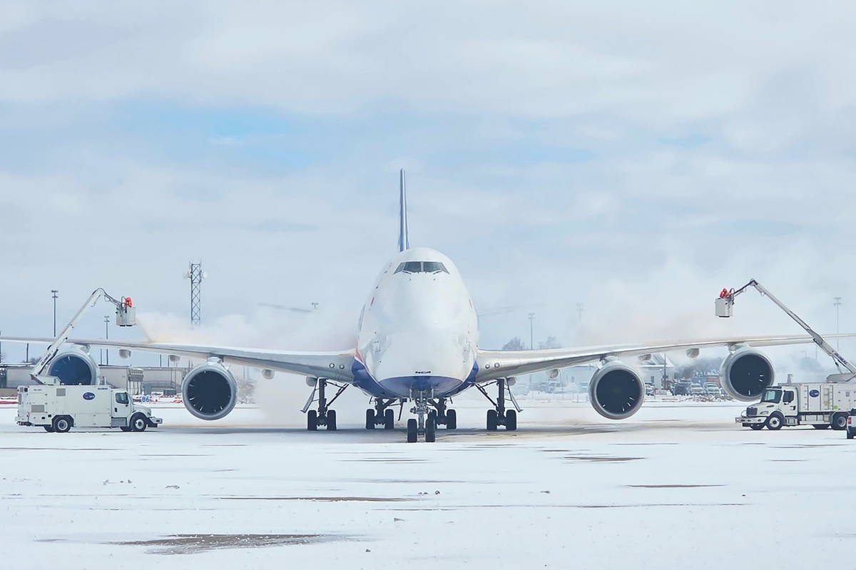 Personal de DFW trabaja en el tratamiento de pistas y vialidades ante la advertencia de tormenta invernal.