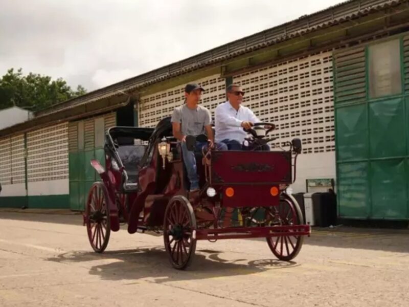 El alcalde Dumek Turbay Paz prueba uno de los nuevos coches eléctricos que reemplazarán a los carruajes de caballos en el Centro Histórico de Cartagena. Foto; National Geographic