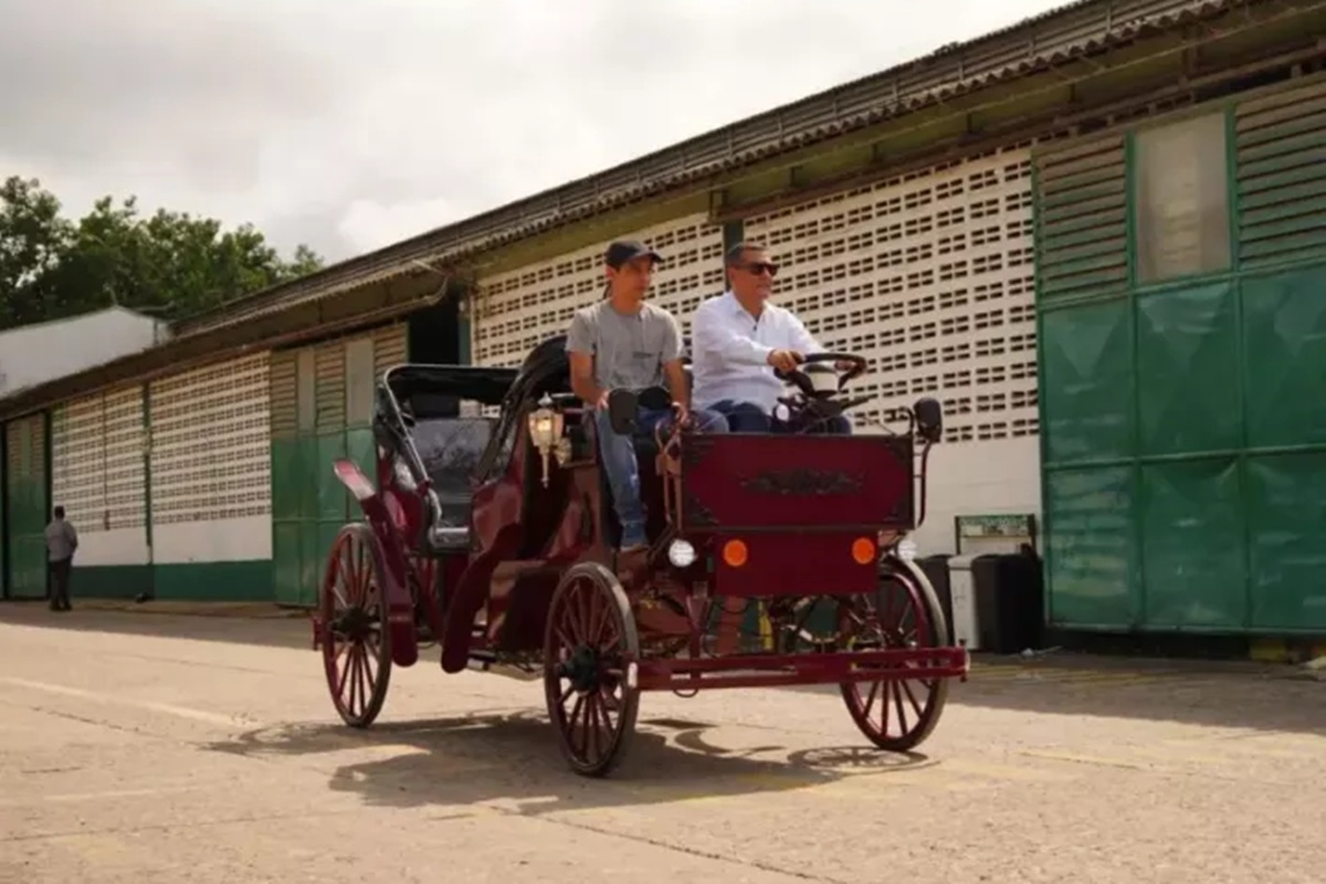 El alcalde Dumek Turbay Paz prueba uno de los nuevos coches eléctricos que reemplazarán a los carruajes de caballos en el Centro Histórico de Cartagena. Foto; National Geographic
