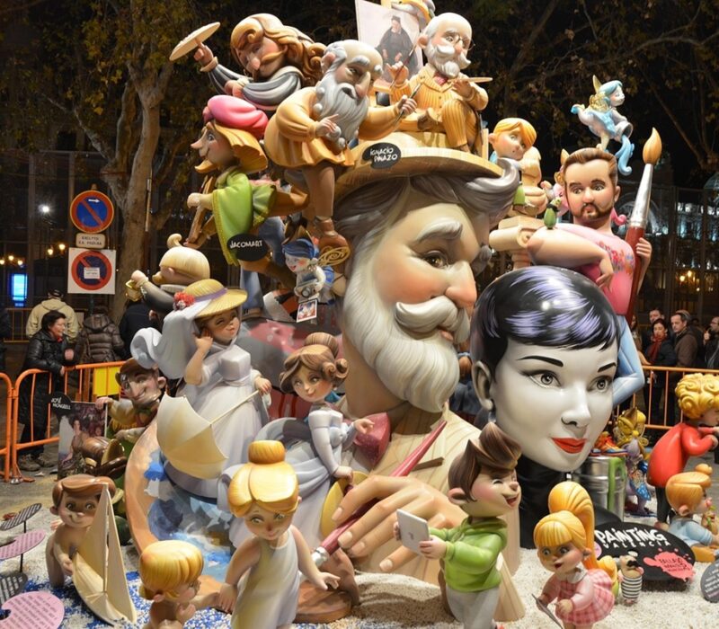 Las Fallas de Valencia transforman la ciudad en un museo al aire libre.