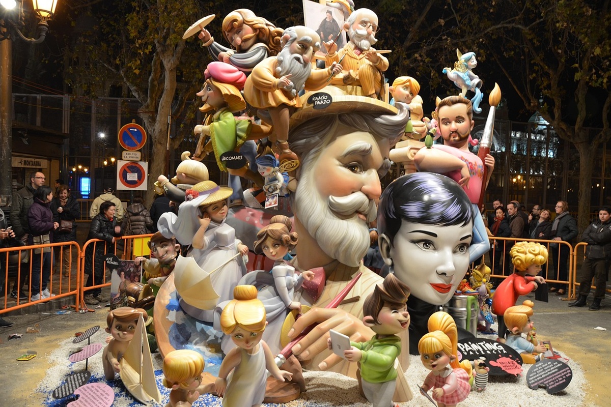 Las Fallas de Valencia transforman la ciudad en un museo al aire libre.